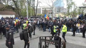 „Noi nu cedăm”, „Anticipate”. Protest masiv în fața Curții Constituționale